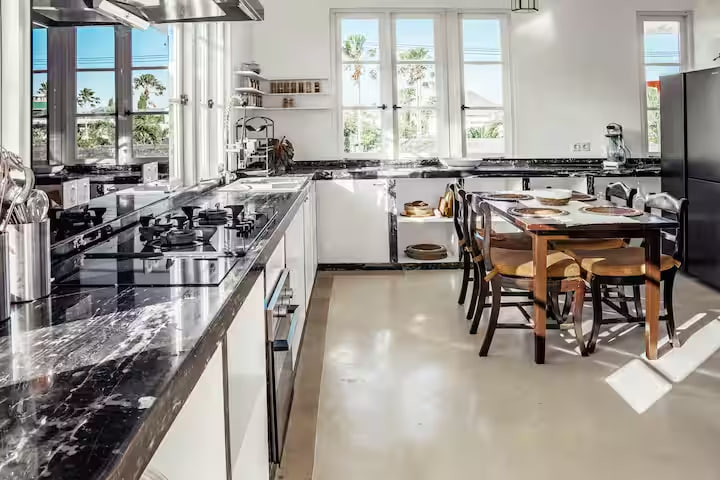 6-bedroom villa 100 meters from Echo Beach in Canggu, first line