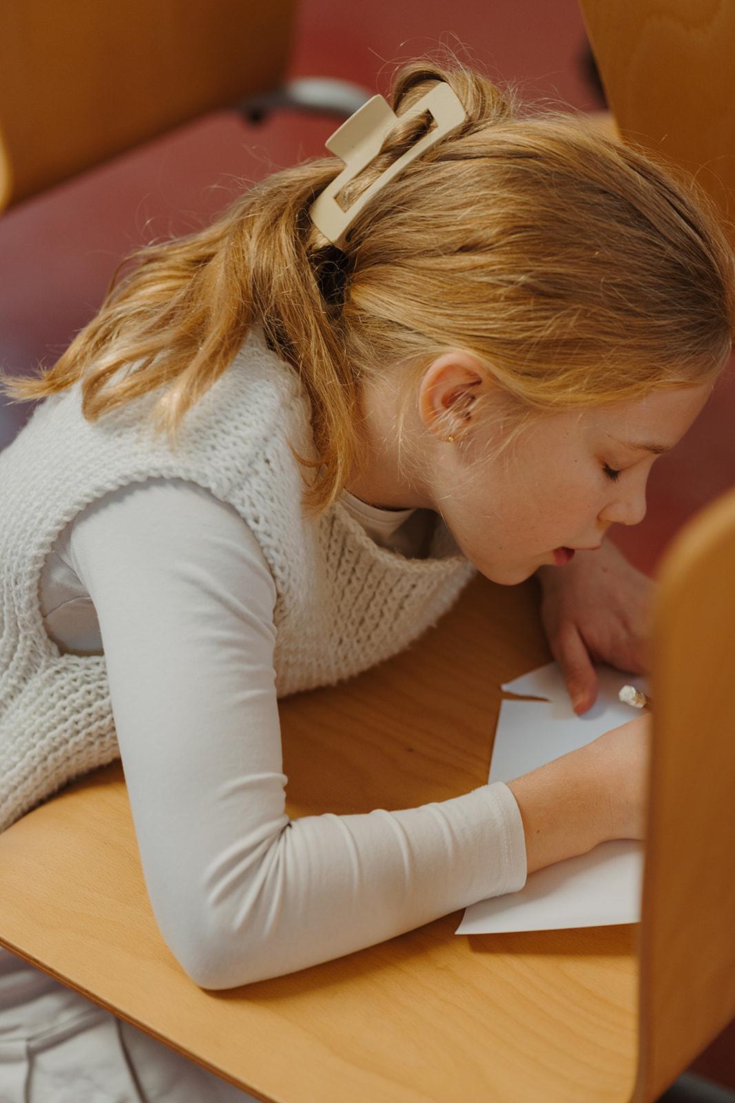 Kindern bei der Meditation, sich selbst zu finden