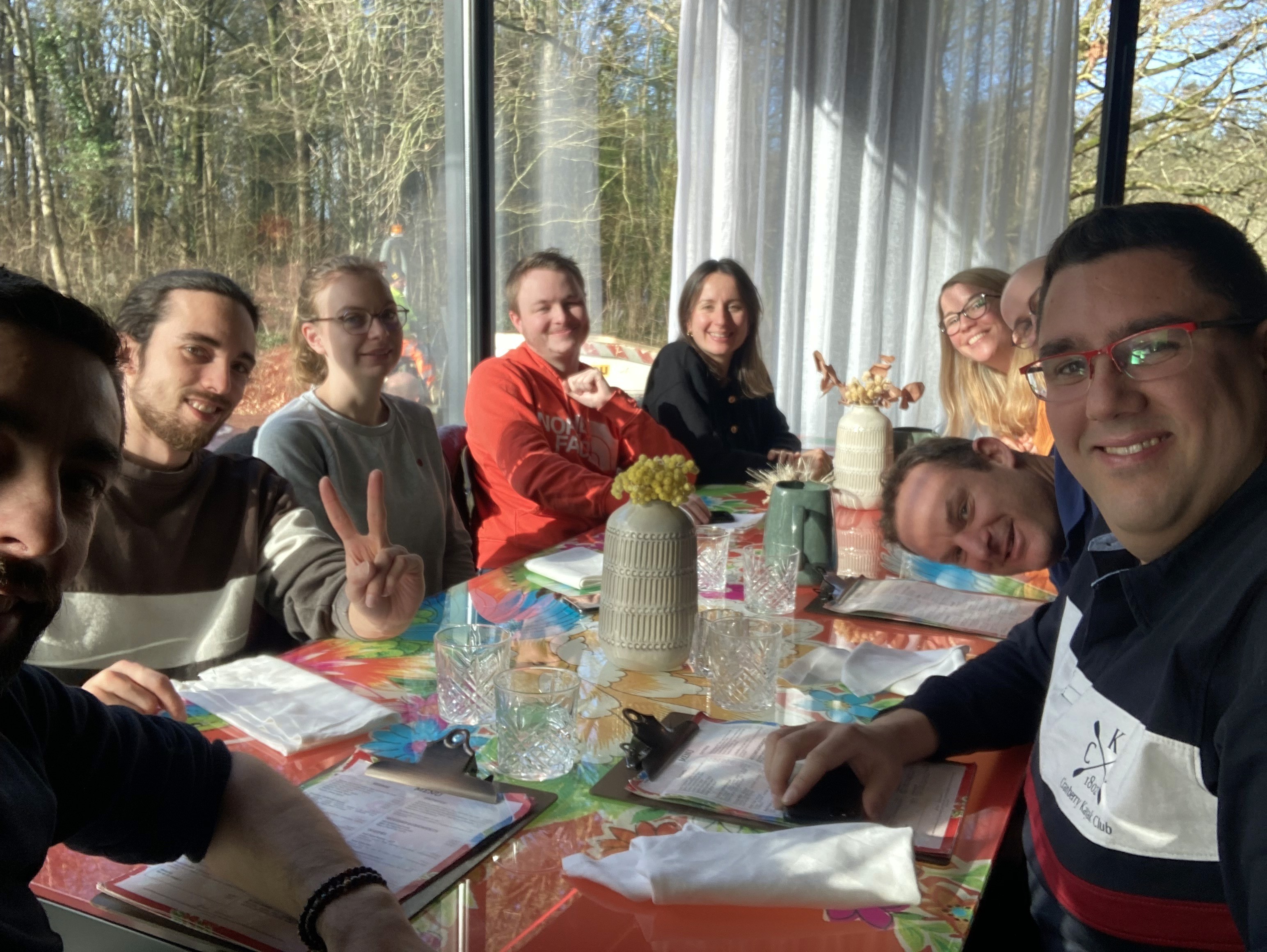 groupe de personnes en train de déjeuner au restaurant