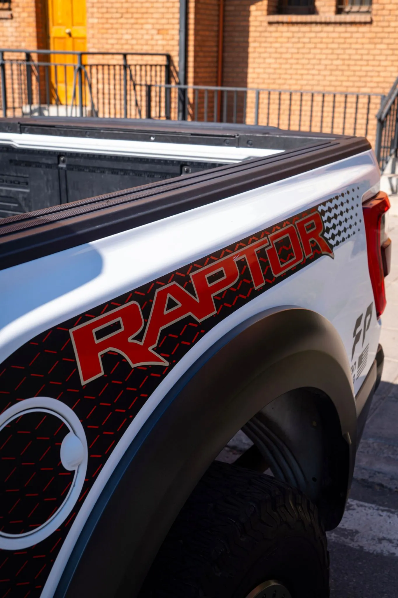 Detalle logo Raptor rojo al lateral