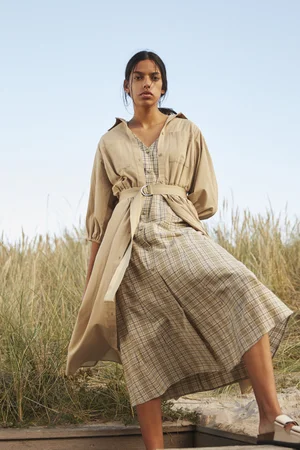 Dans le lookbook de la marque Danoise Another Aspect, le mannequin porte un costume gris et une chemise blanche