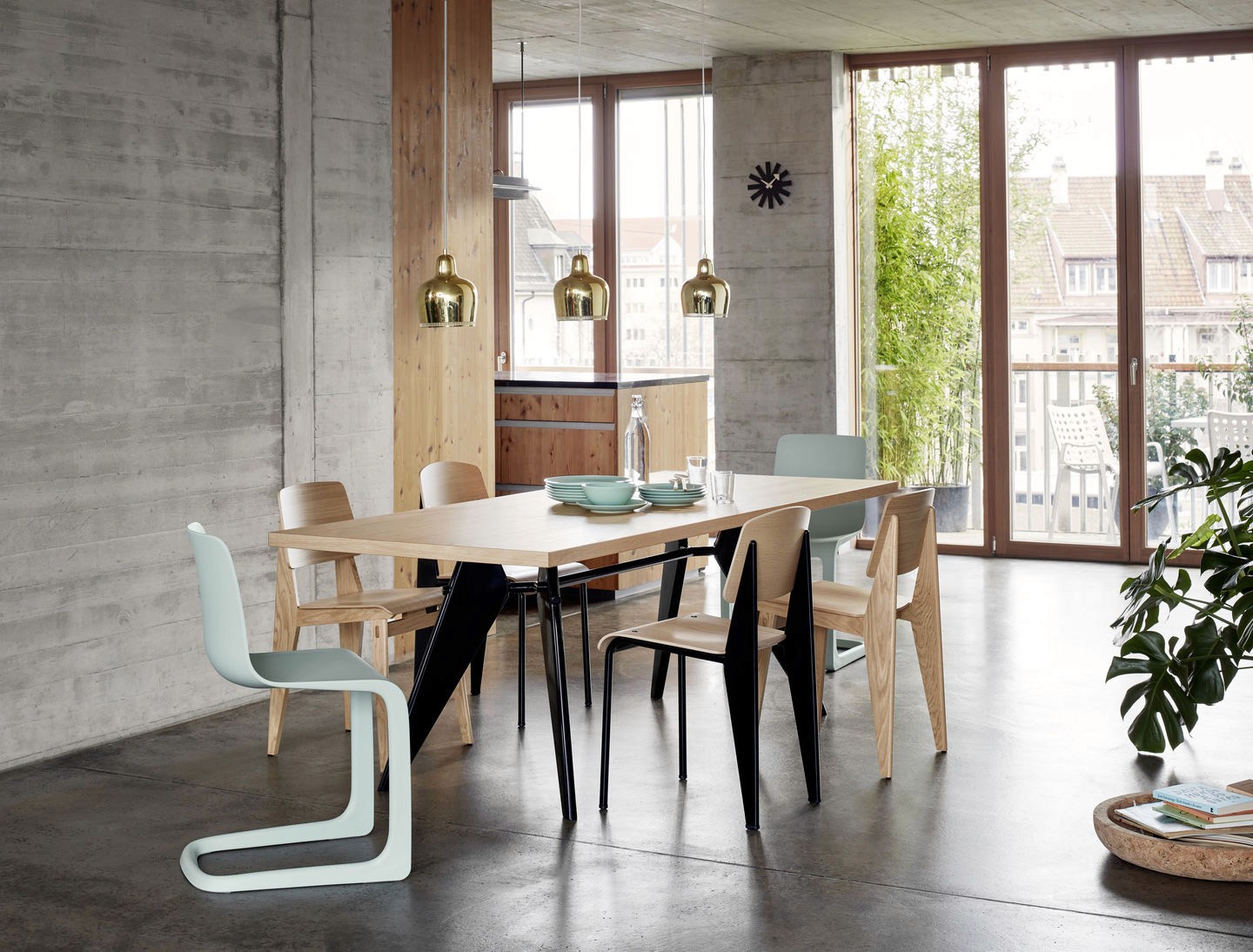 Vitra Standard Chair aan Prouvé tafel