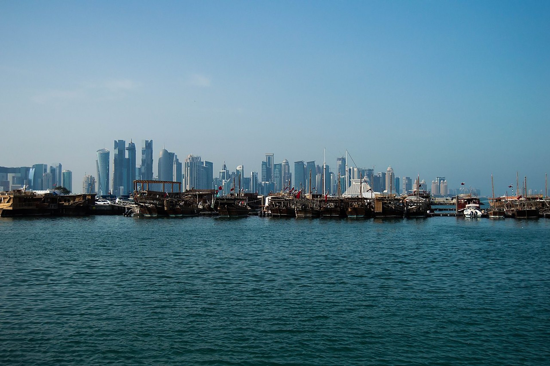 Des boutres traditionnels dans la baie de Doha, devant les tours de West Bay, la ville où l'on gère son permis depuis son téléphone