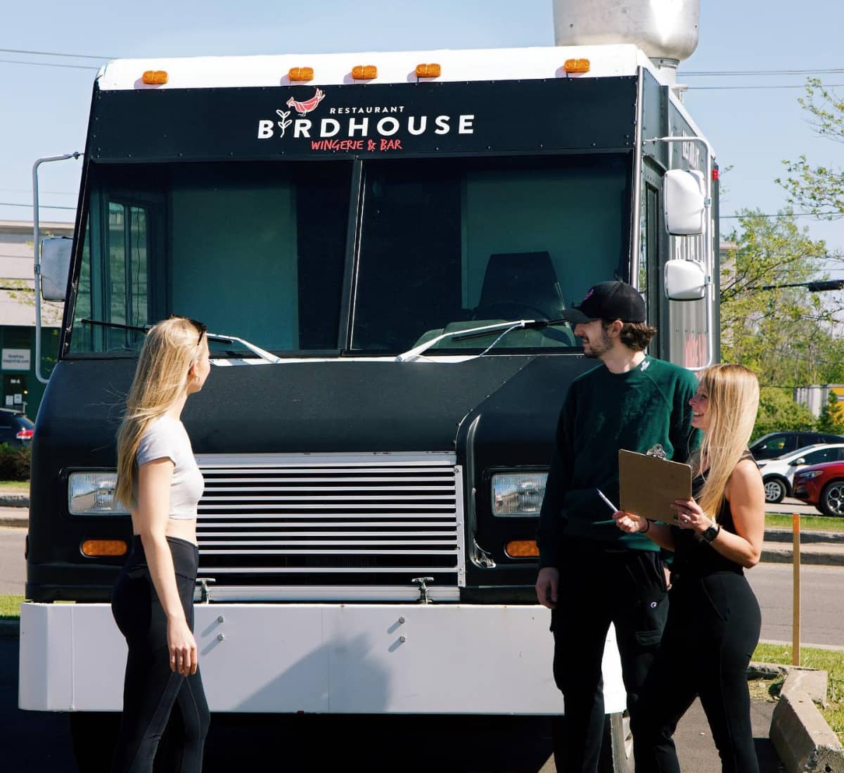 Clients admirant le Food Truck de Birdhouse