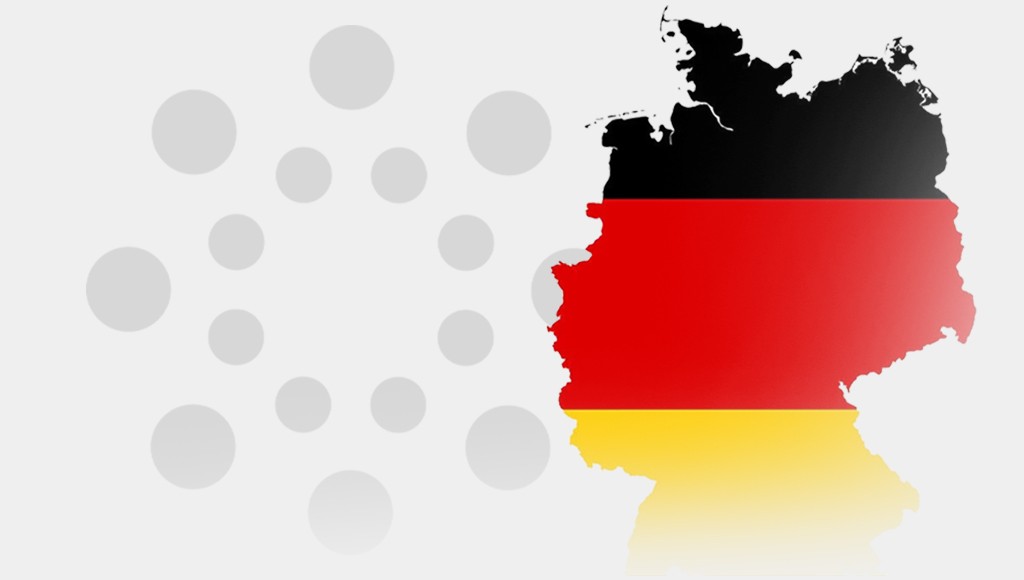 Syllette von der Fläche von Deutschland mit Deutschlandflagge übermalt. Im Hintergrund das Enura Energie Solar-Logo