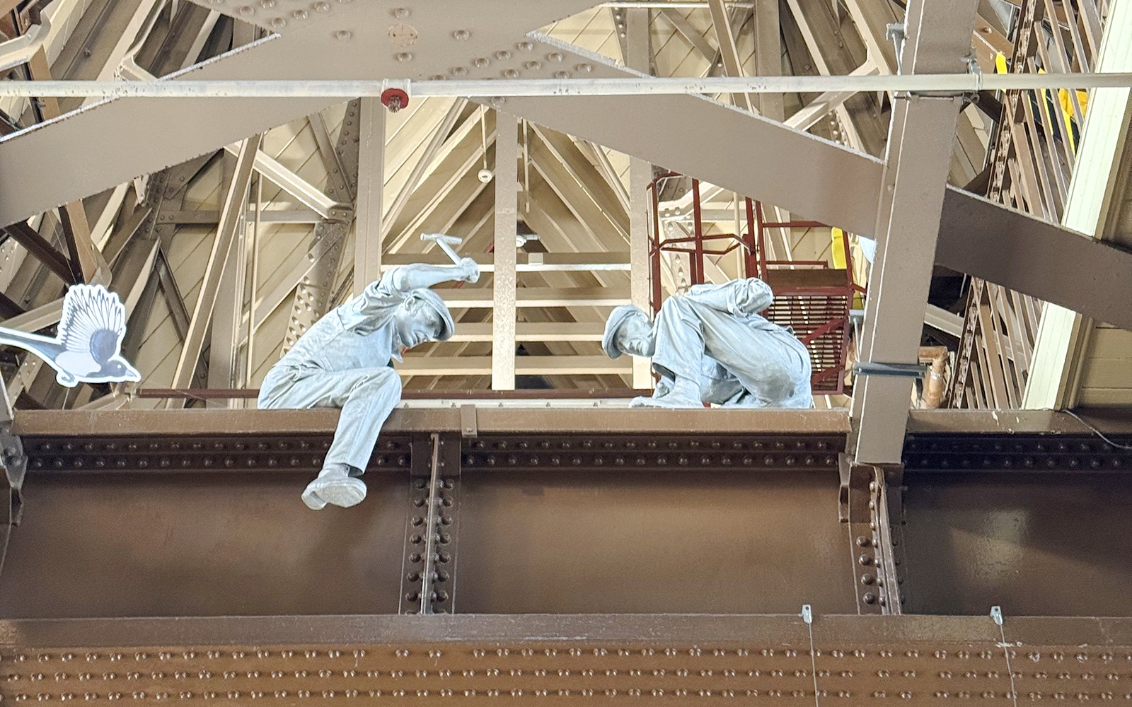 伦敦塔桥展览上的工人雕像展览。