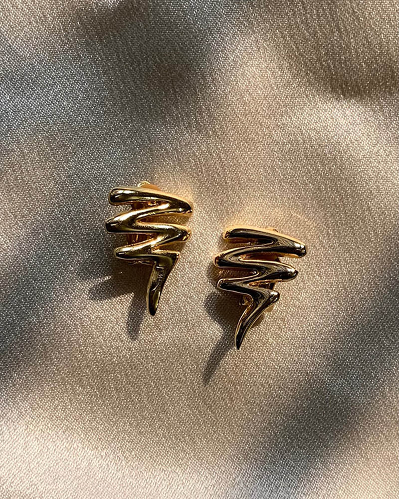Vintage gold clip-on earrings with elegant fabric-inspired design, handpicked in Paris for a timeless, wearable look.
