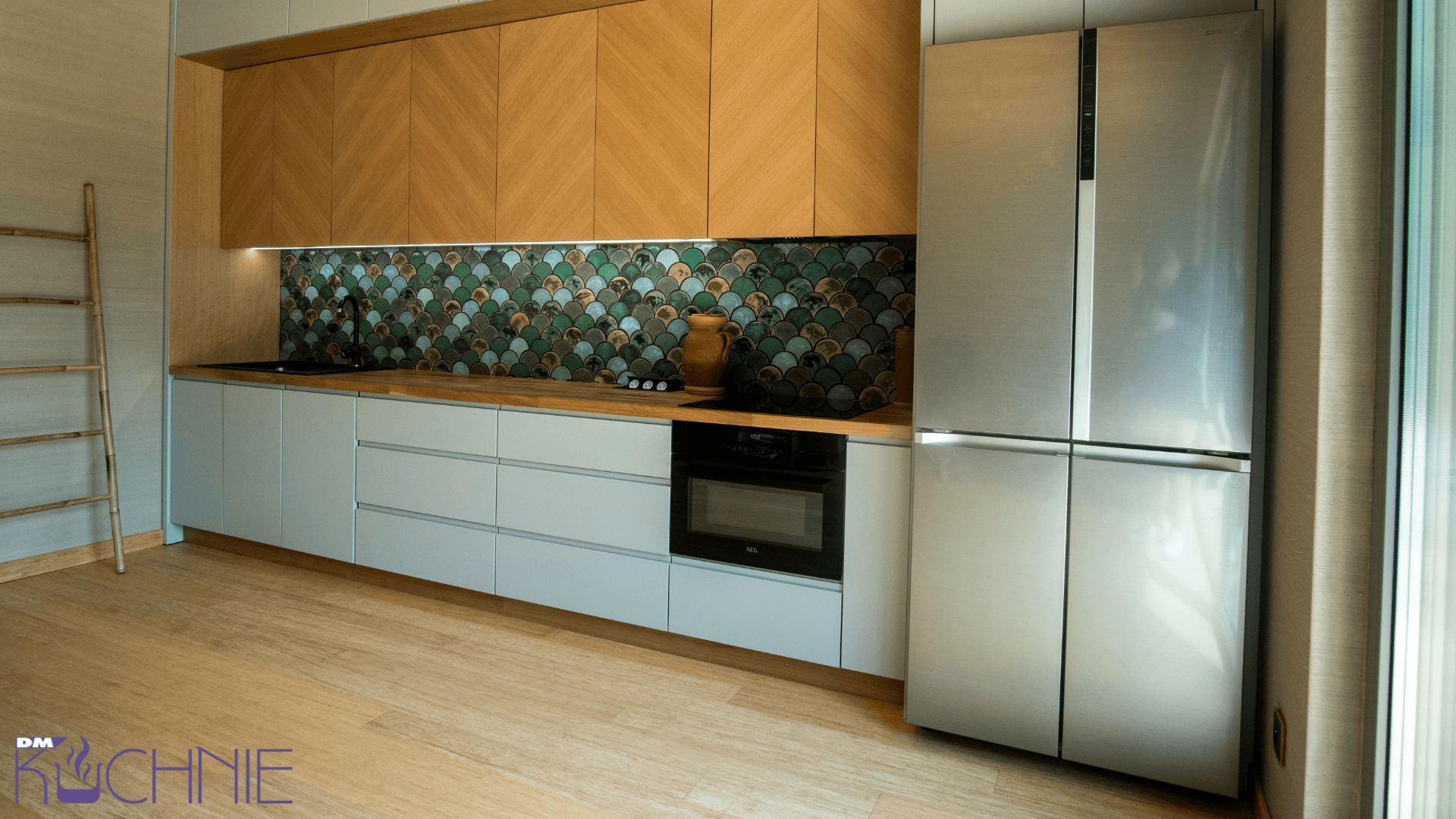 Nowoczesna kuchnia na wymiar Warszawa – drewniane fronty, dekoracyjna mozaika i zabudowa AGD