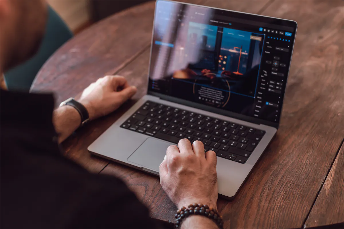 Thomas Besozzi qui travail sur son Macbook Pro