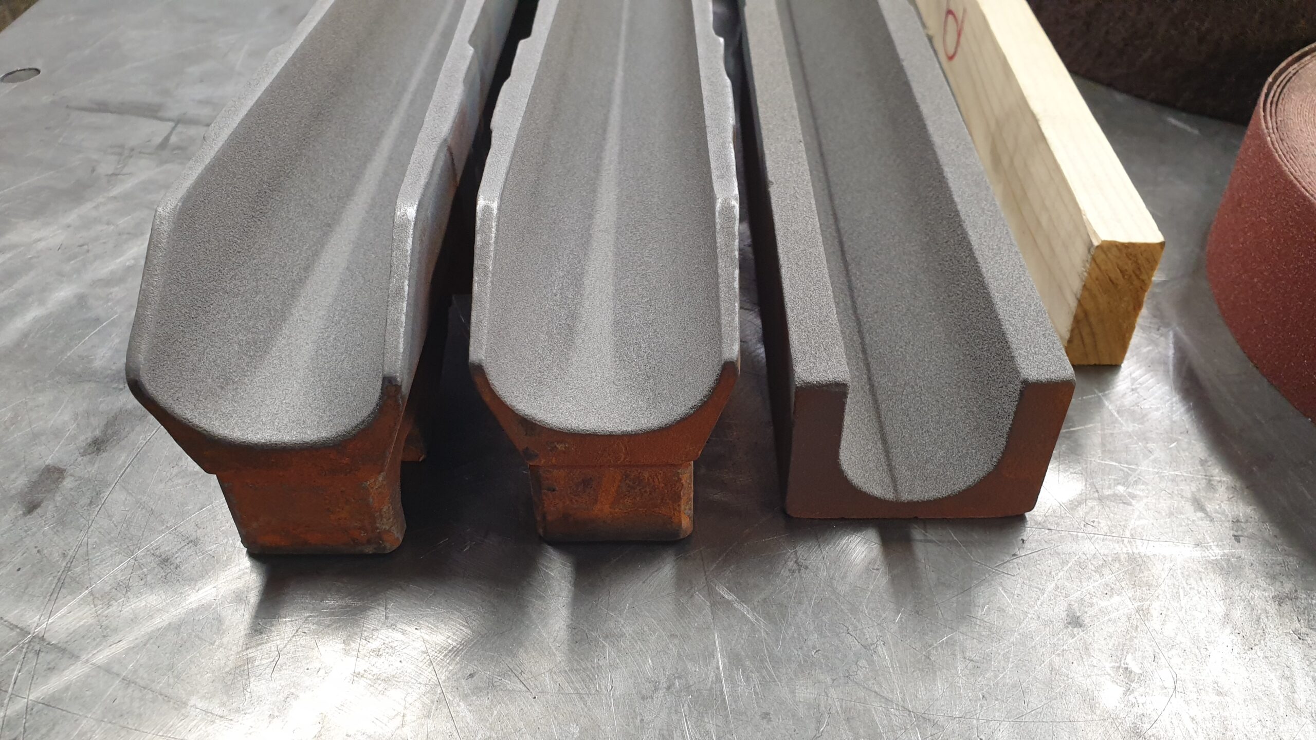 Drie glasgoten met thermisch gespoten keramische coating op stalen ondergrond, revisie door Plasma Service Breda