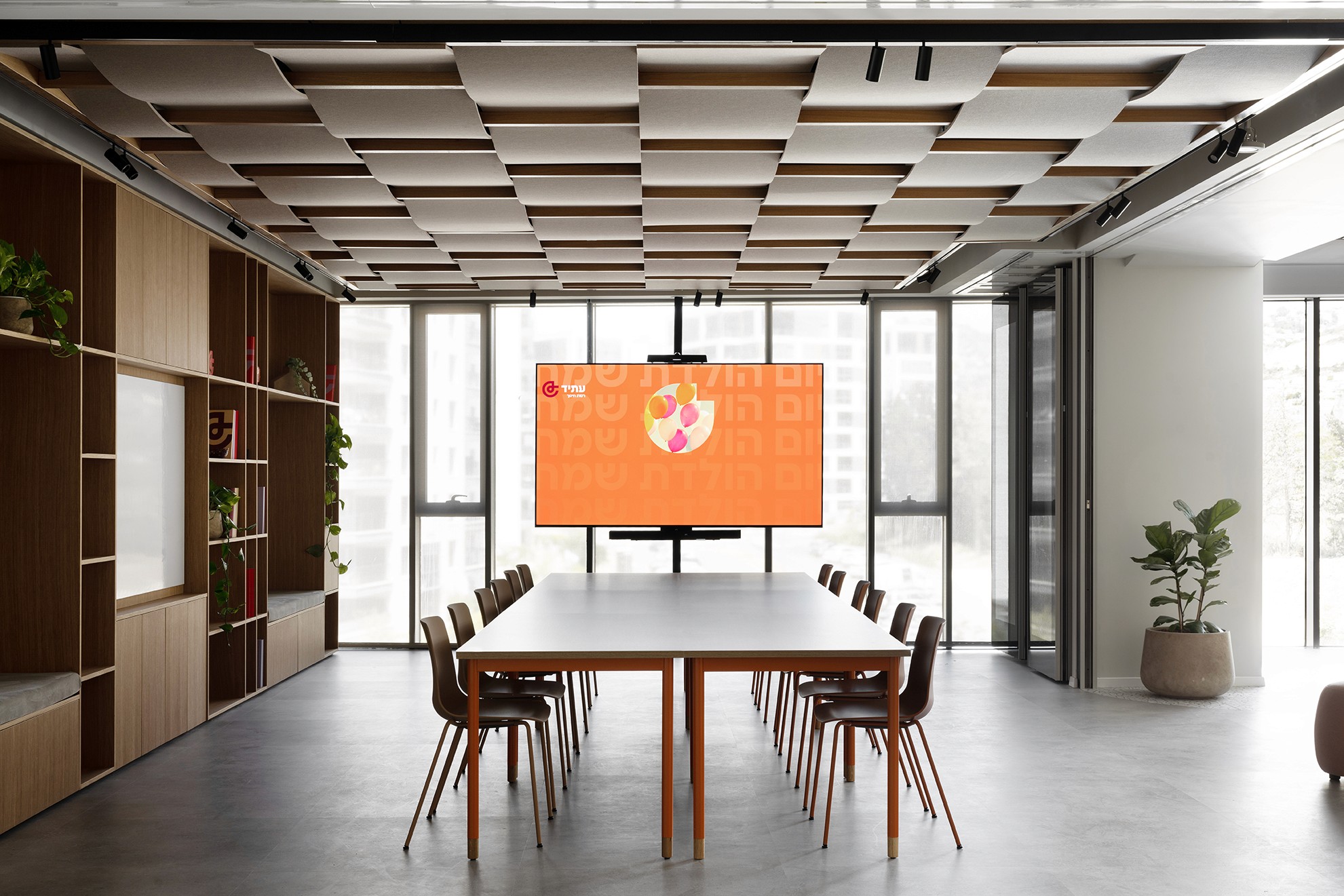 כיתת לימוד ורסטילית – עיצוב המשלב טכנולוגיה ואקוסטיקה לתמיכה במגוון תרחישים: מהרצאה פרונטלית ועד עבודה קבוצתית