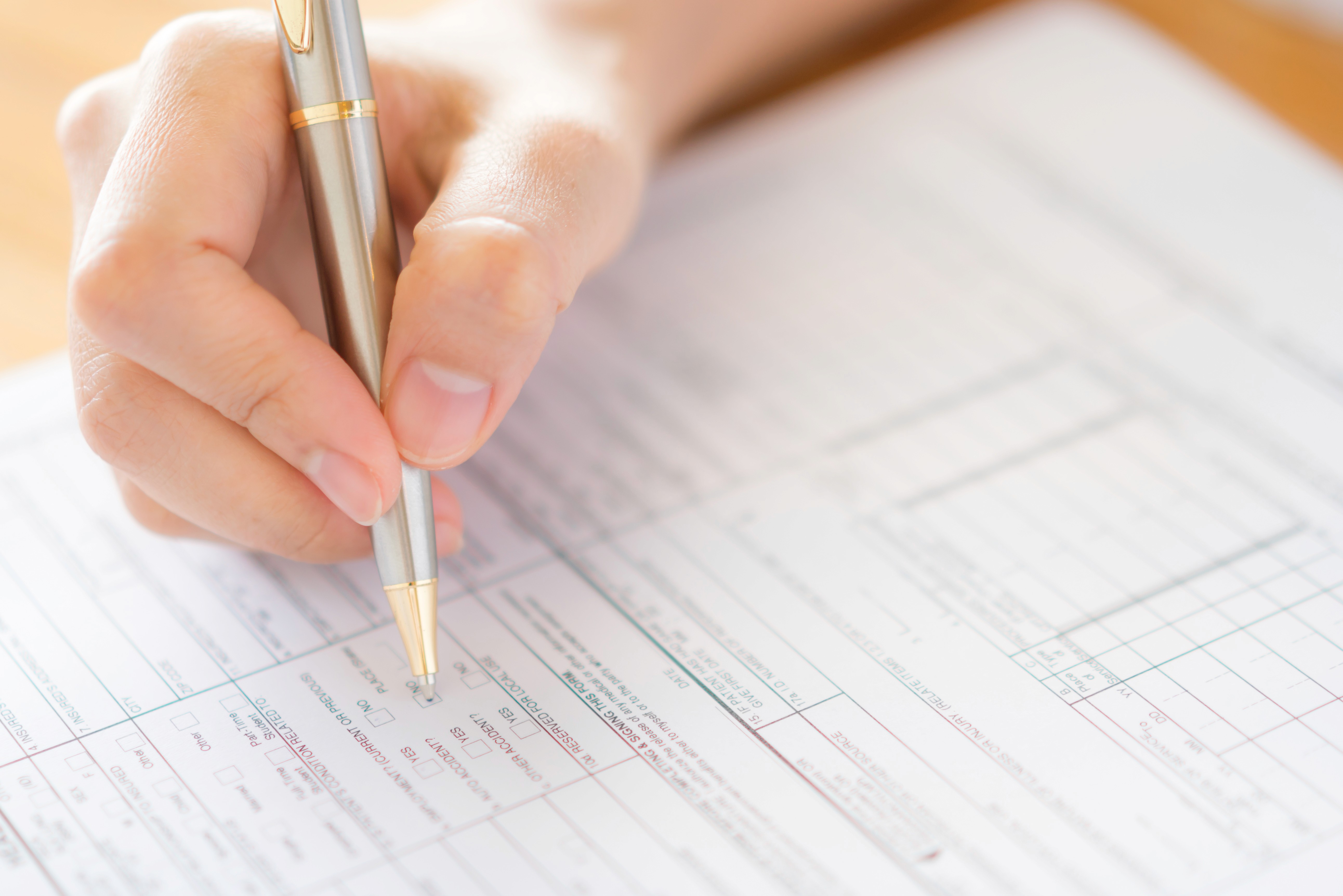 Personne qui passe un test pour définir son profil professionnel RIASEC