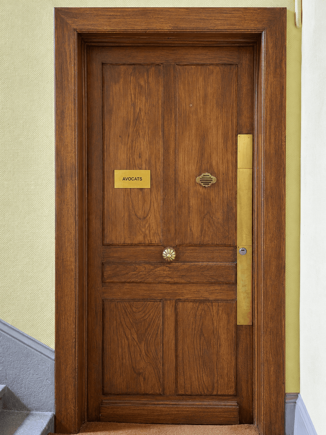 Détail chaleureux des espaces de réception du cabinet HELION