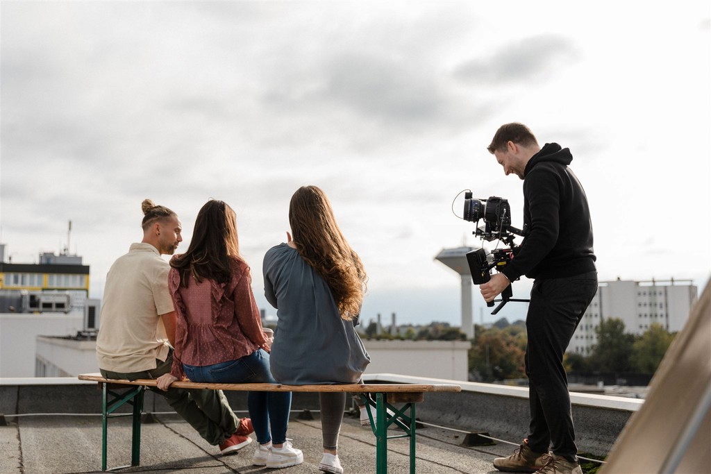 Videoproduktion für Unternehmen in Neuss – R² Filmproduktion beim Dreh mit professioneller Kamera