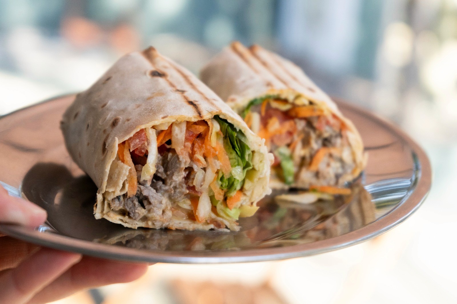 shawarma mixto de novillo y cerdo envuelto en pan lavash