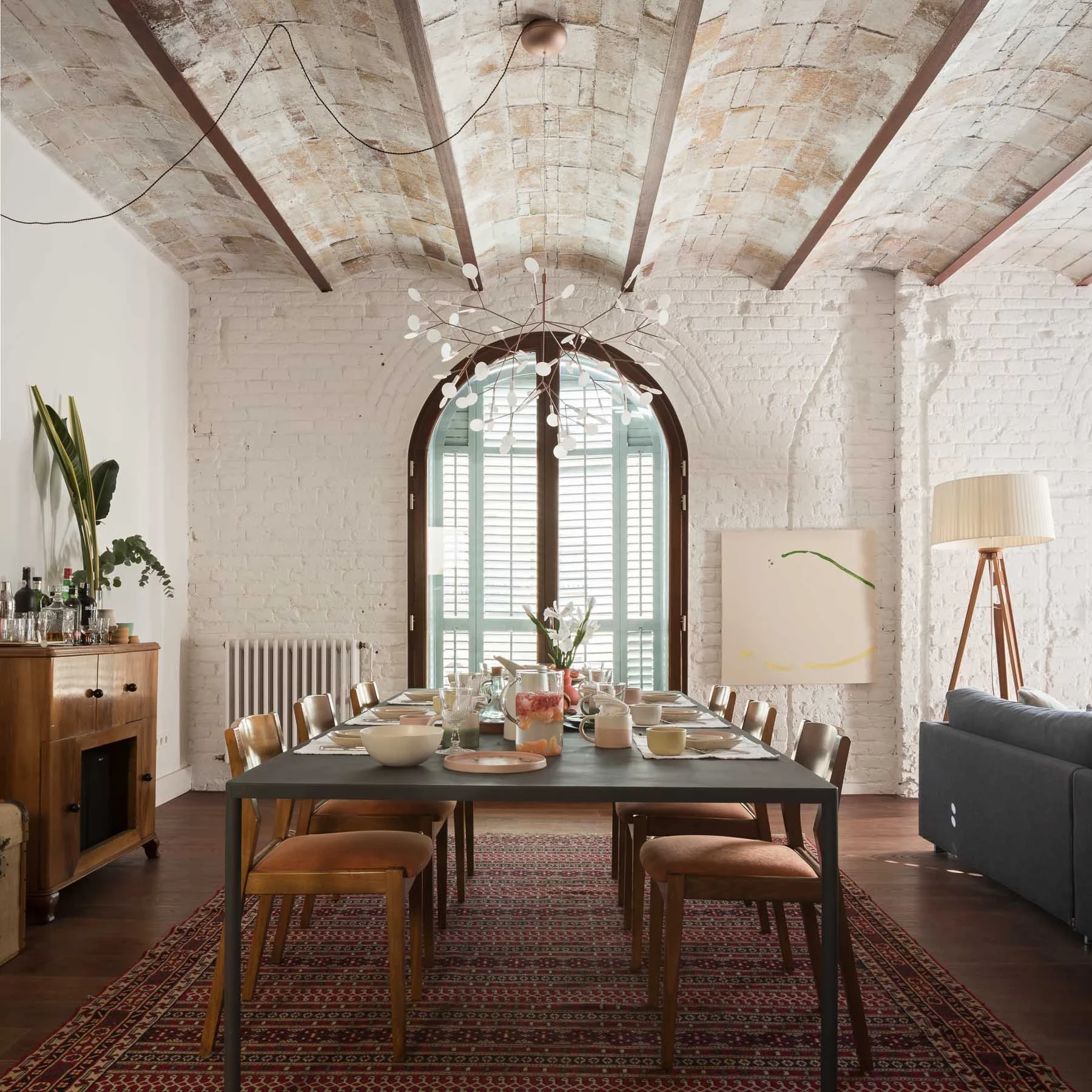 Architecture d'intérieur, salle à manger ouverte, plafond alcôve, briques, art de vivre