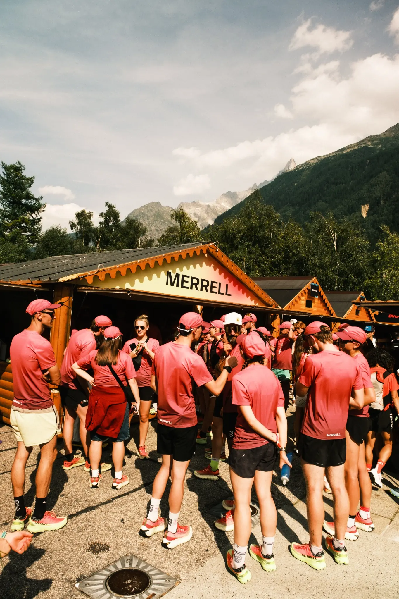 Groupe de coureurs devant le chalet Merrell