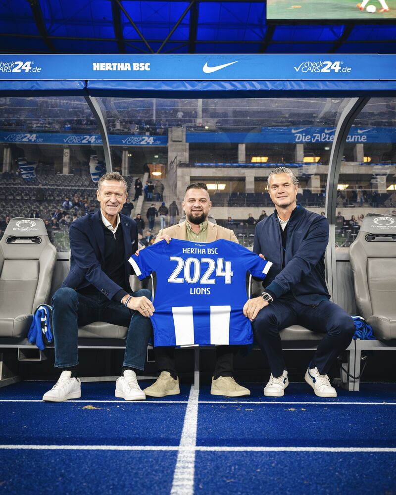 Hakan Ates (CEO Lions Group) mit Vertretern von Hertha BSC im Olympiastadion Berlin – Partnerschaft 2024