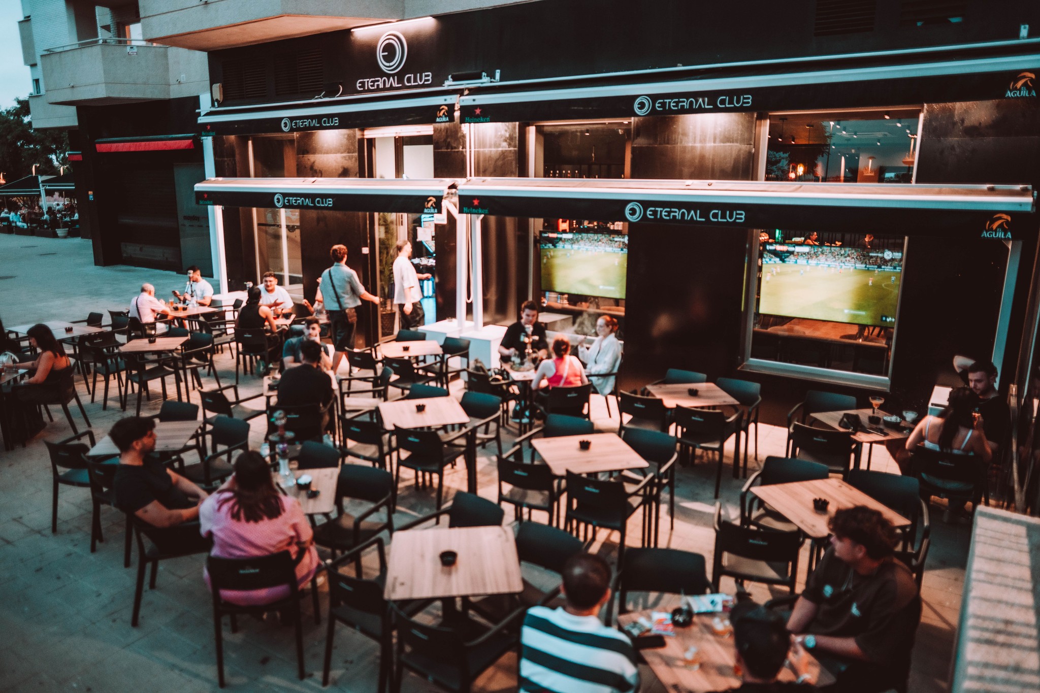 Amigos disfrutando de shisha y cócteles en un ambiente chill.