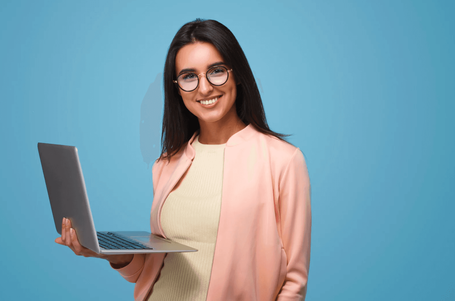 Smiling PPC manager with laptop, representing better Q4 Amazon Ads performance when automation reacts instantly to demand.