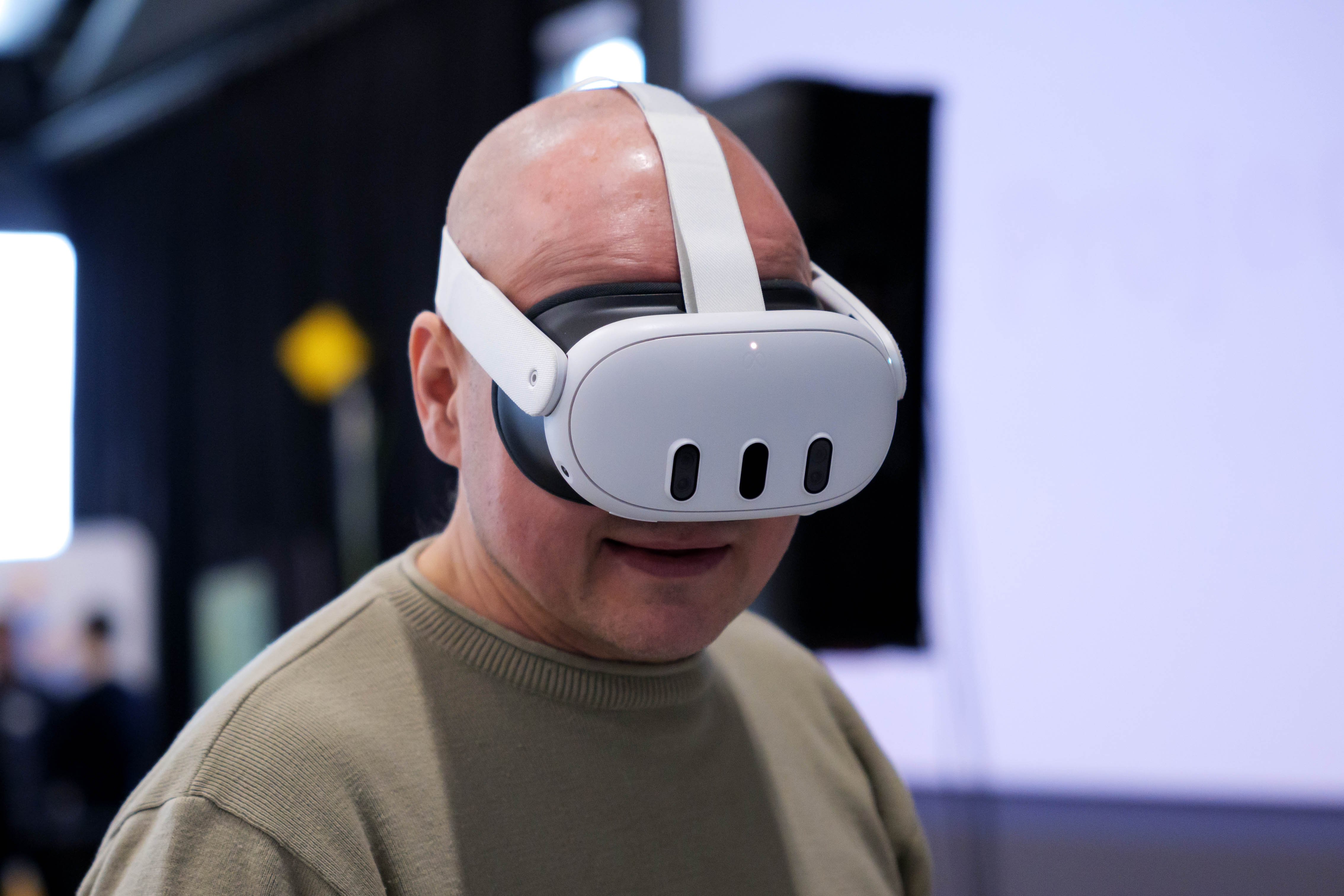 Pracownik w goglach VR zanurzony w wirtualnym szkoleniu BHP.
