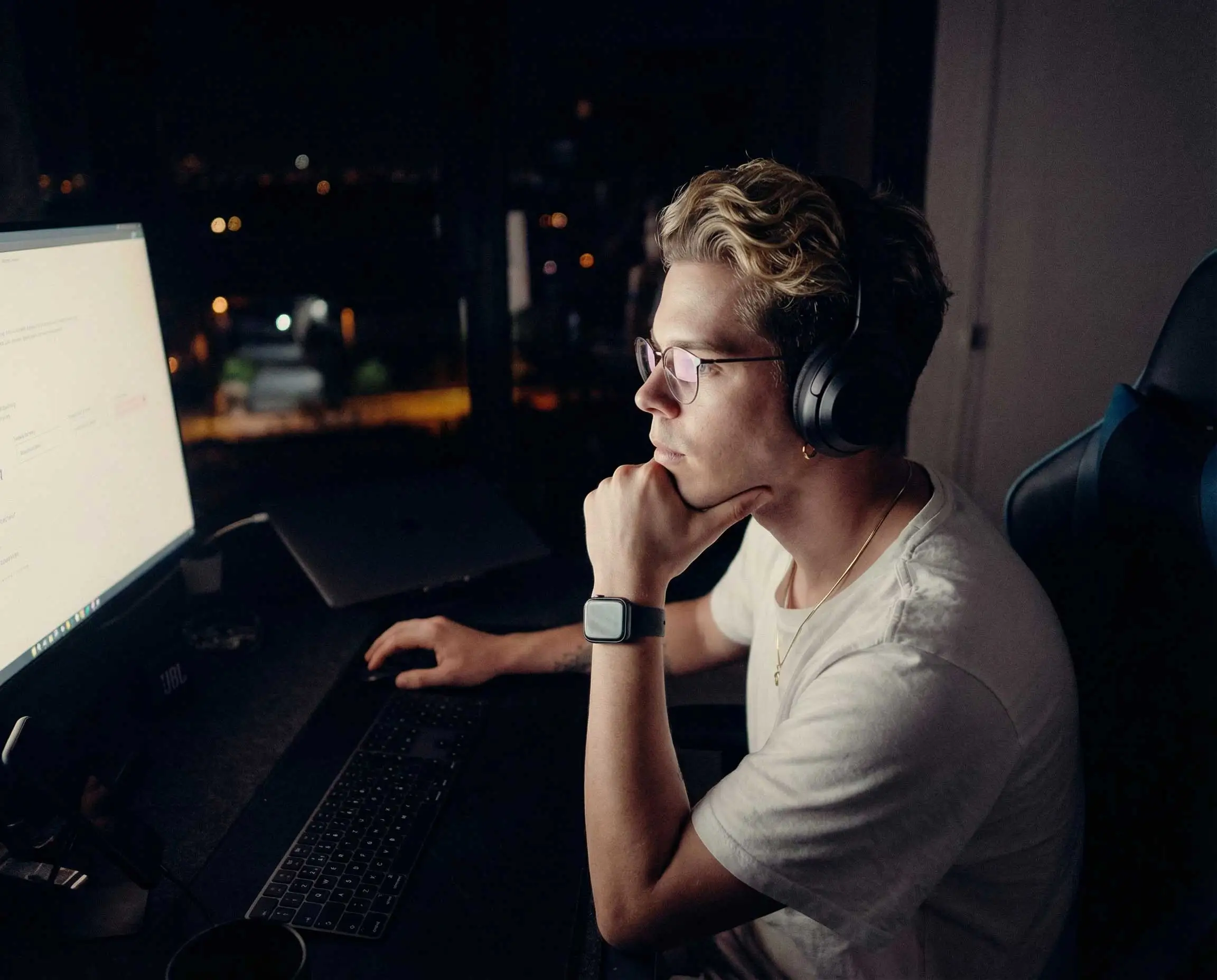 Uomo gesticola durante una videochiamata