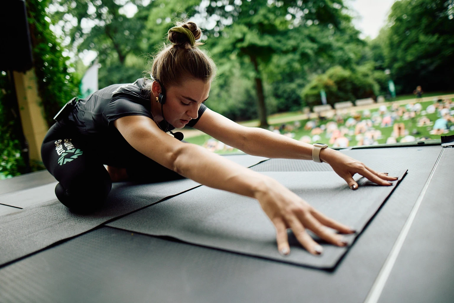 Yoga Coach auf der Matte macht eine Übung vor