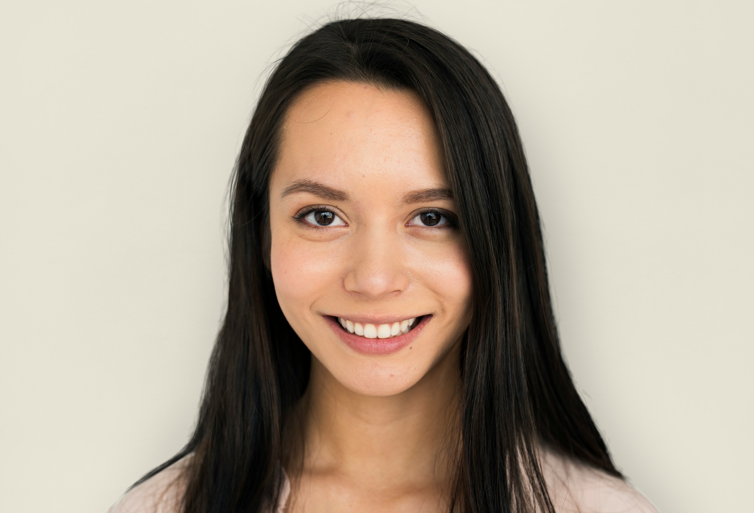 nfinity pool blending into the ocean view, minimalist sun loungers in soft neutral fabric, curved architecture