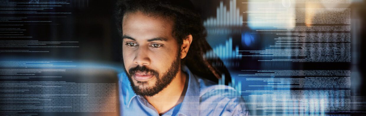 Ein Mann mit Dreadlocks konzentriert sich auf einen Laptop-Bildschirm, umgeben von digitalen Codes und Datenvisualisierungen. Die Umgebung ist schwach beleuchtet, wodurch das Leuchten des Bildschirms besonders hervorgehoben wird.