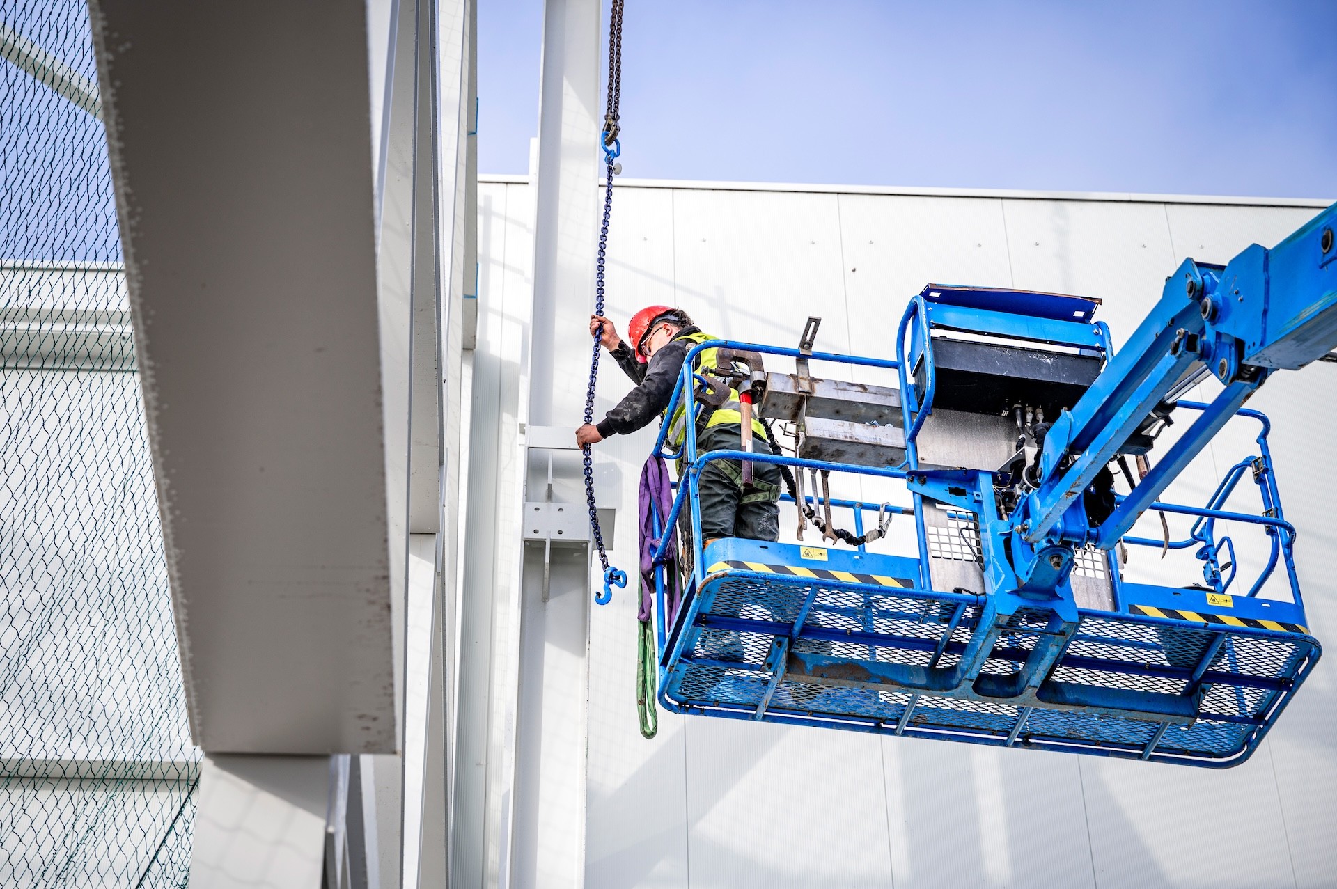 Steeg en van Harten - monteur op blauwe hoogwerker