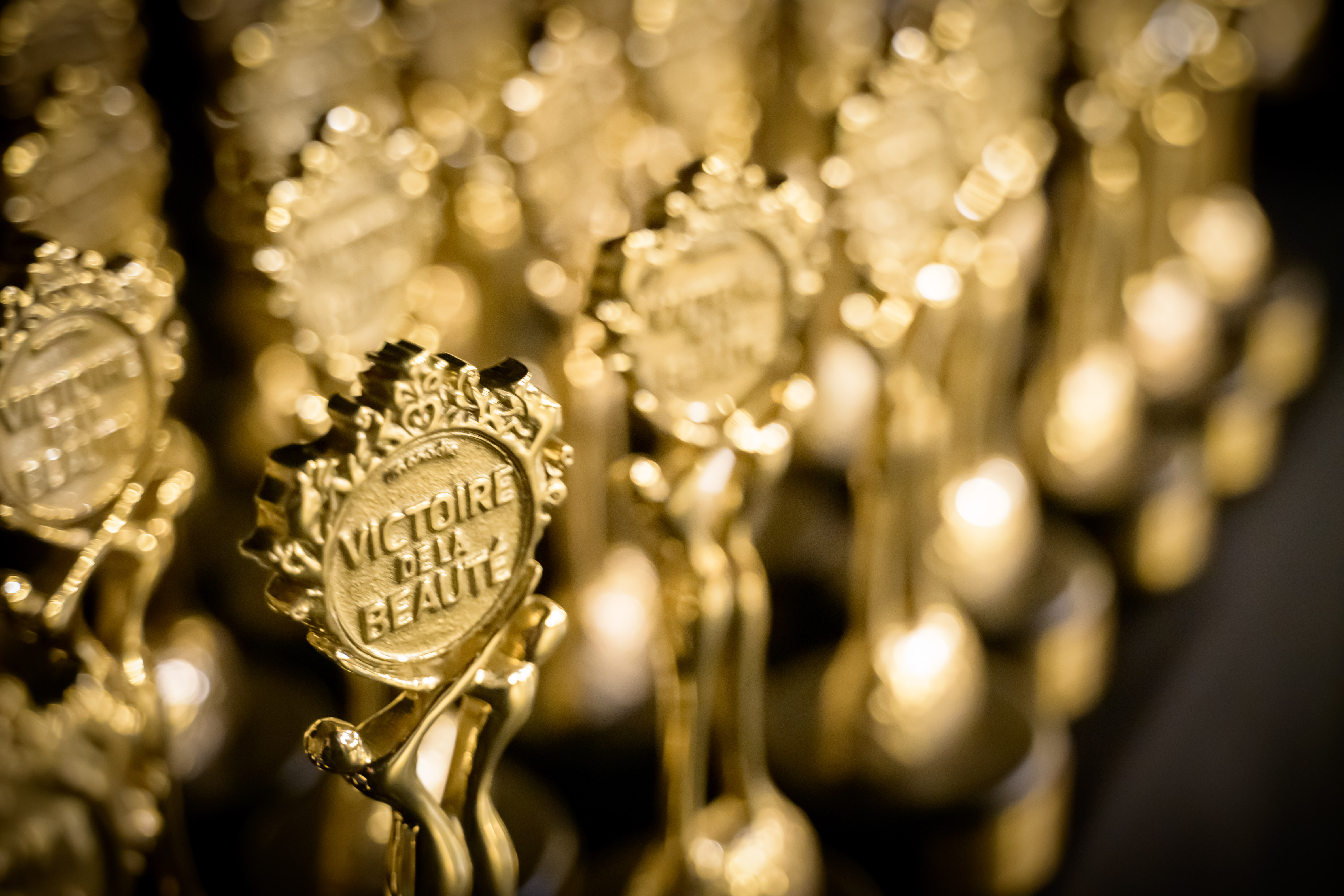 Application du Baume Intégral sur les mains dans un décor de salle de bain