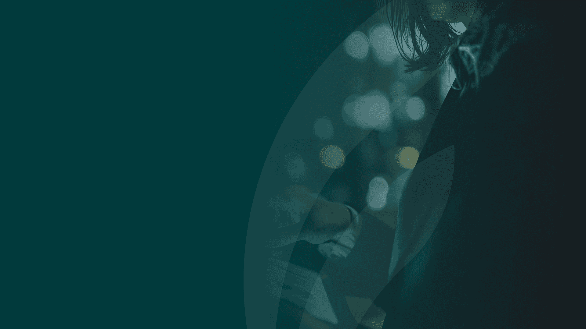 Banner principal do site Fidúcia com o título 'A Primeira Smart Finance House'. Ao fundo, imagem em tons de azul de um executivo utilizando um tablet, transmitindo tecnologia e inteligência financeira