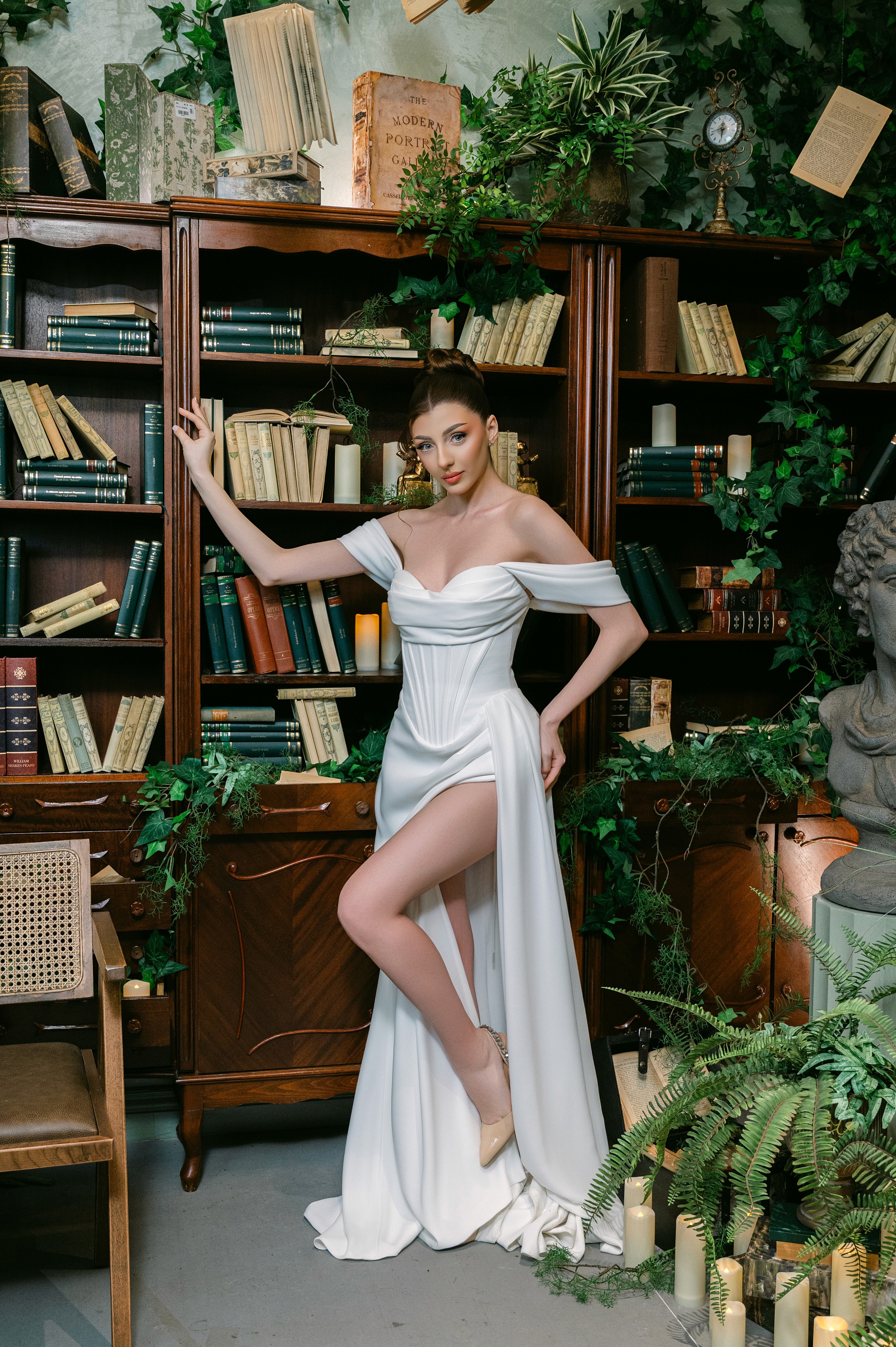 Mireasă fotografiată într-o bibliotecă vintage cu accente botanice, ședință foto de nuntă în București