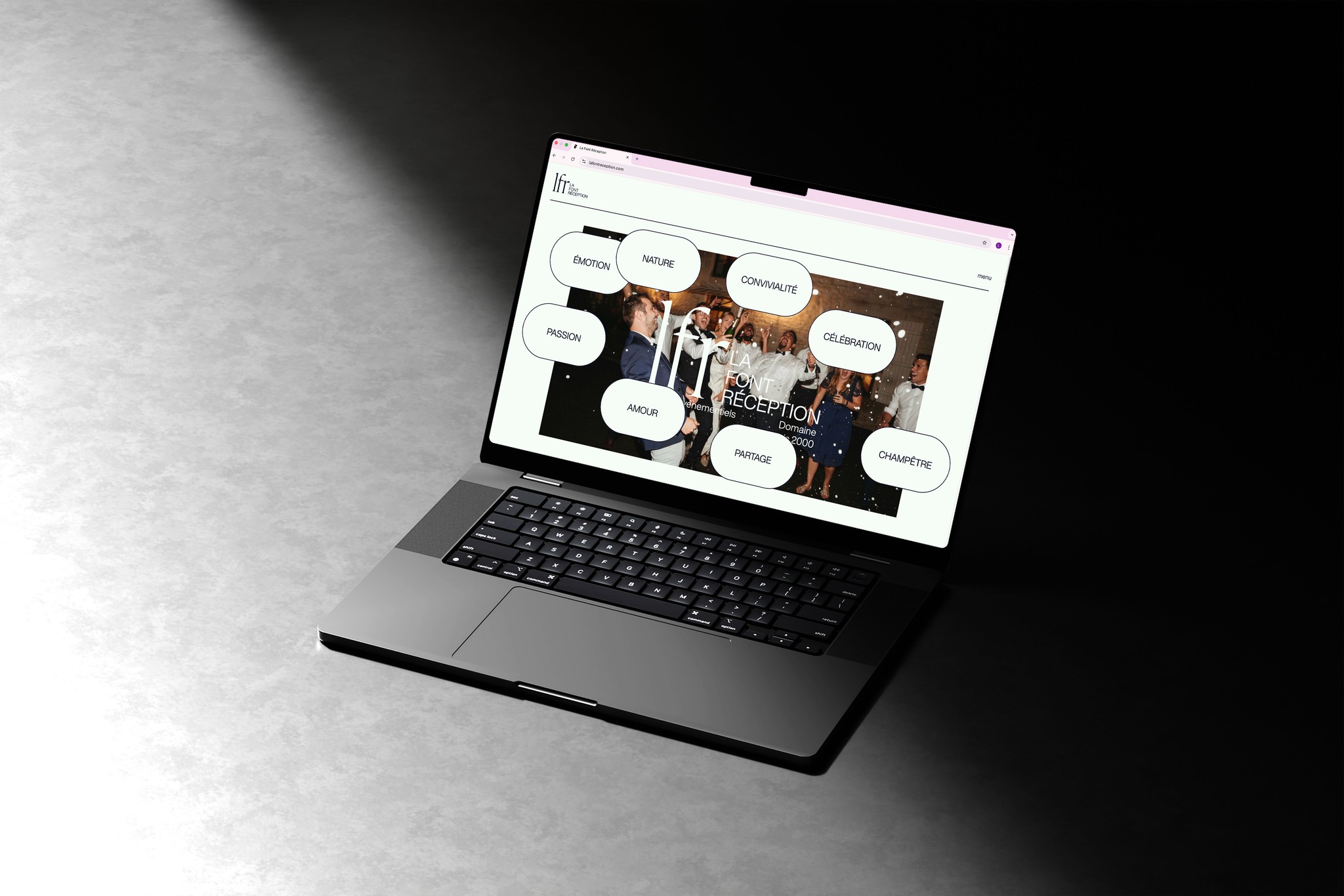 Mockup multi-dispositifs (desktop, tablette, mobile) du site La Font Réception : démonstration d'un webdesign responsive haute fidélité pour une expérience utilisateur fluide sur tous les écrans.