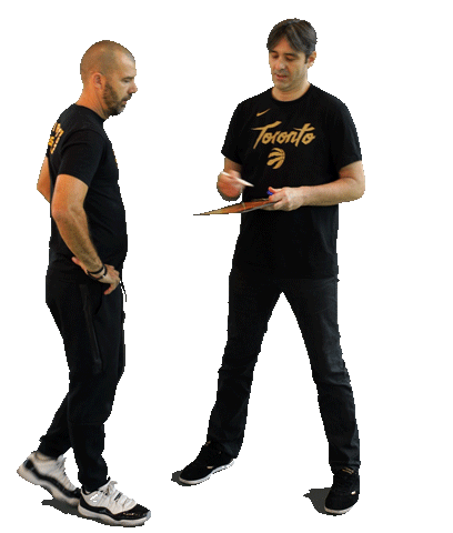 Coach en tenue noire prenant des notes lors d'une discussion sportive.