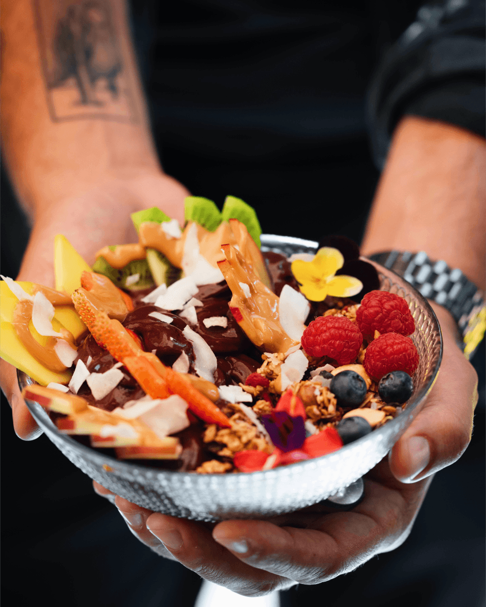 Bol d'açaí amb granola, fruits vermells i coco a Faire. Brunch & Drinks, Eixample