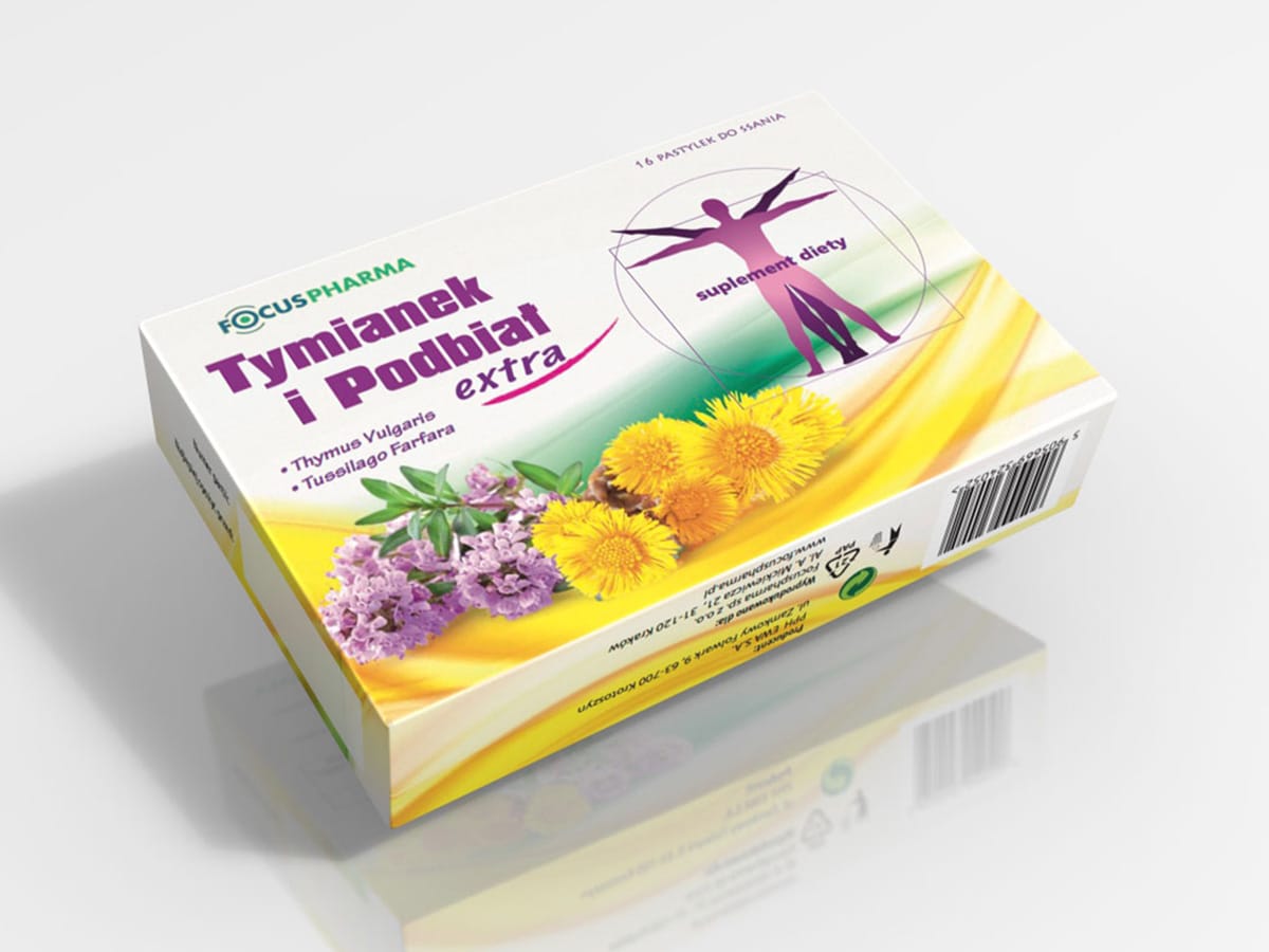 Opakowanie suplementu ziołowego „Tymianek i Podbiał Extra” z kolorowymi ilustracjami tymianku i podbiału, fioletowym tekstem i sylwetką osoby na szarym tle