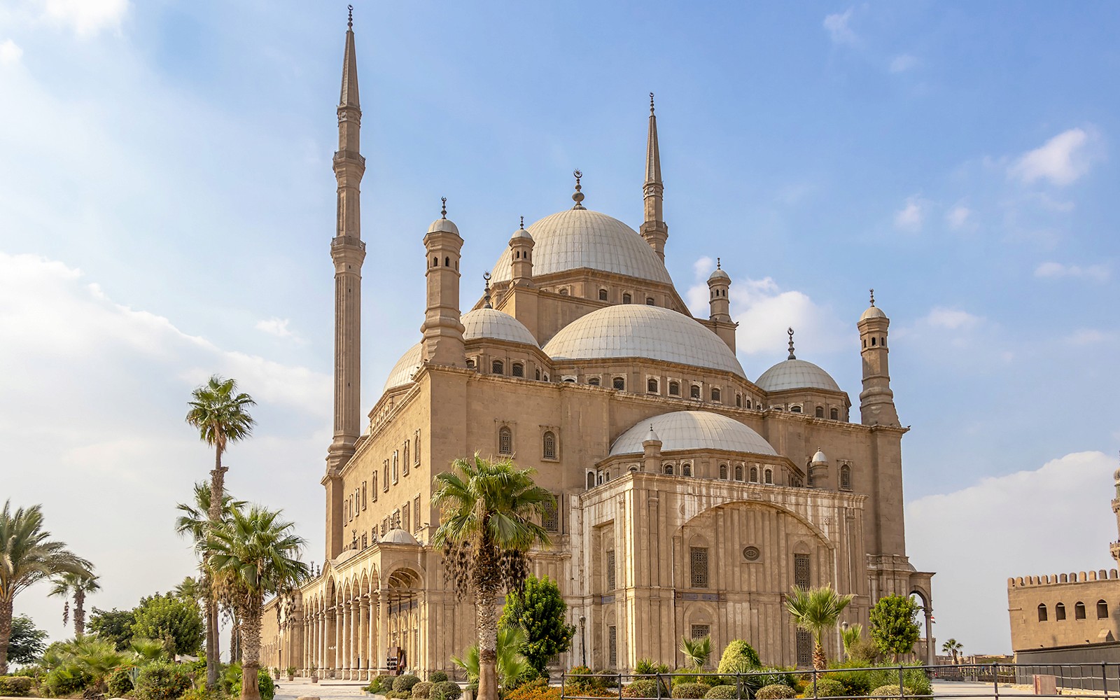 Citadellet til Saladin i Kairo med palmer og blå himmel.