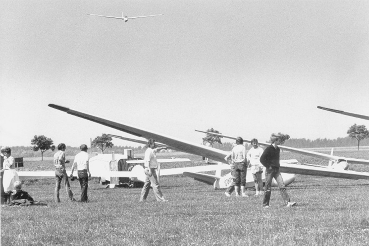 Segelflugzeuge und Menschen stehen auf Wiese am Flugplatz Dortmund Brackel