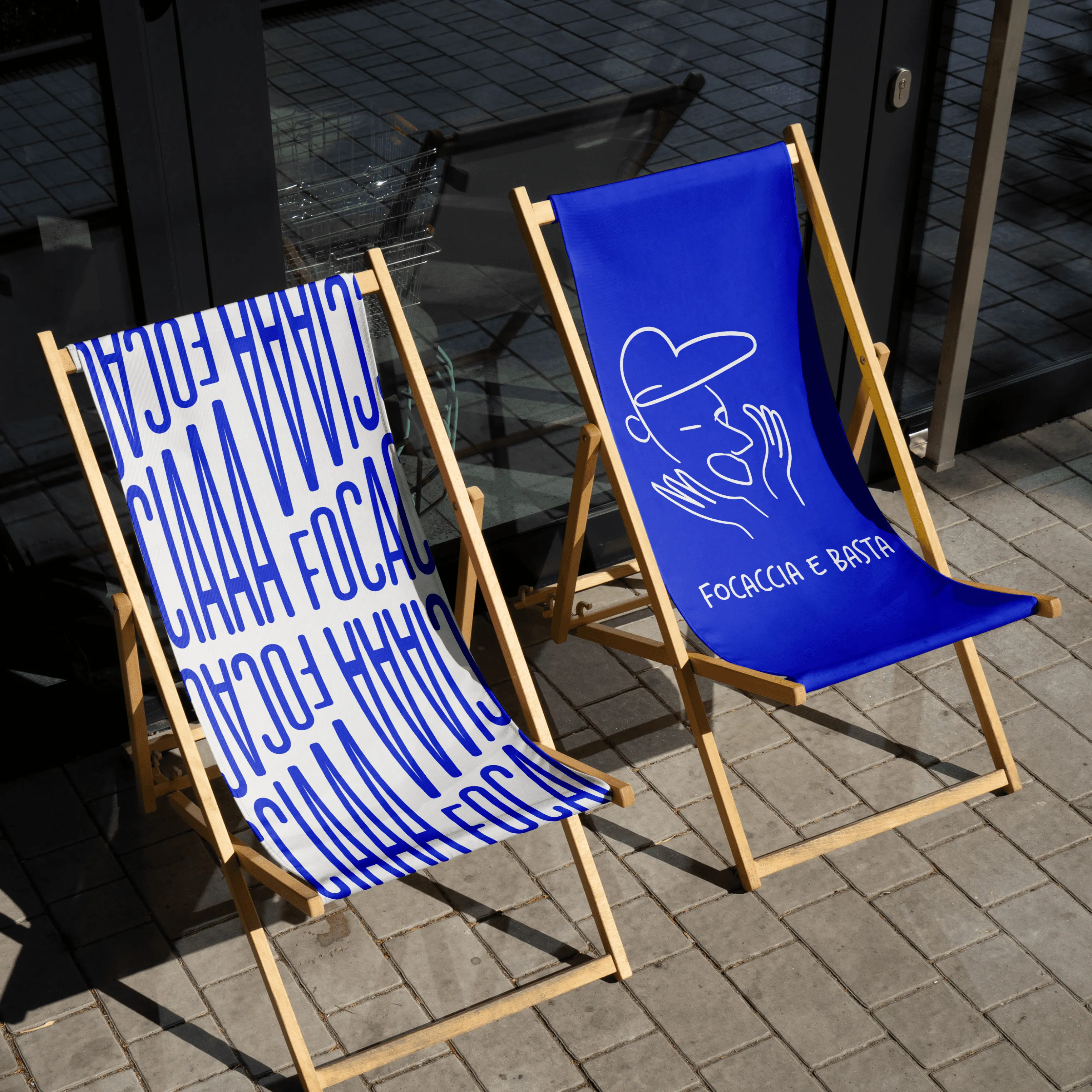 Chaises de plages bleues et blanches avec logo Focacciaaa
