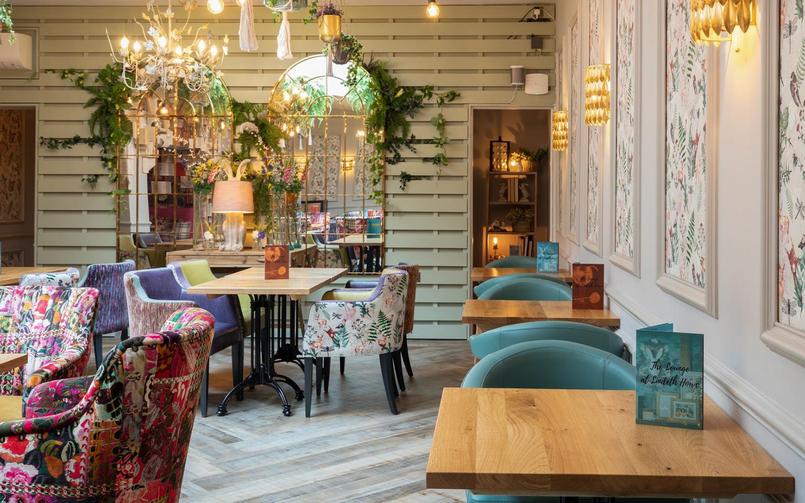 优雅的茶室，拥有花卉装饰，位于湖区，是从伦敦出发的一日游的一部分。