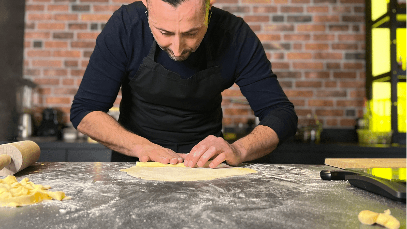 SAPOORI Online Pasta & Cocktail Workshop für Einzelbucher, interaktives Mixen und Kochen von Zuhause.