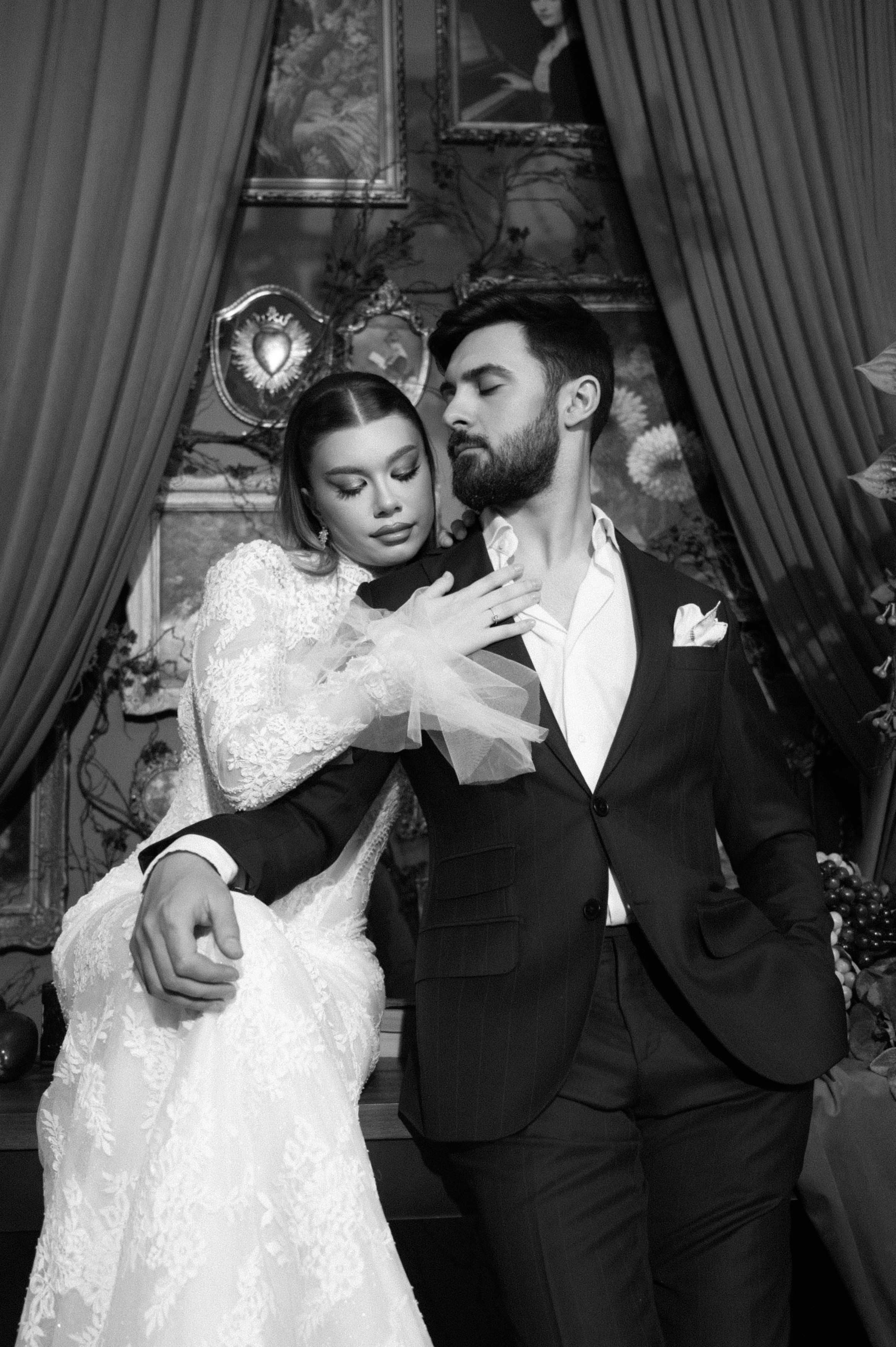 Portret alb-negru cu mirii într-un decor sofisticat și lumină dramatică, fotografie de nuntă în București