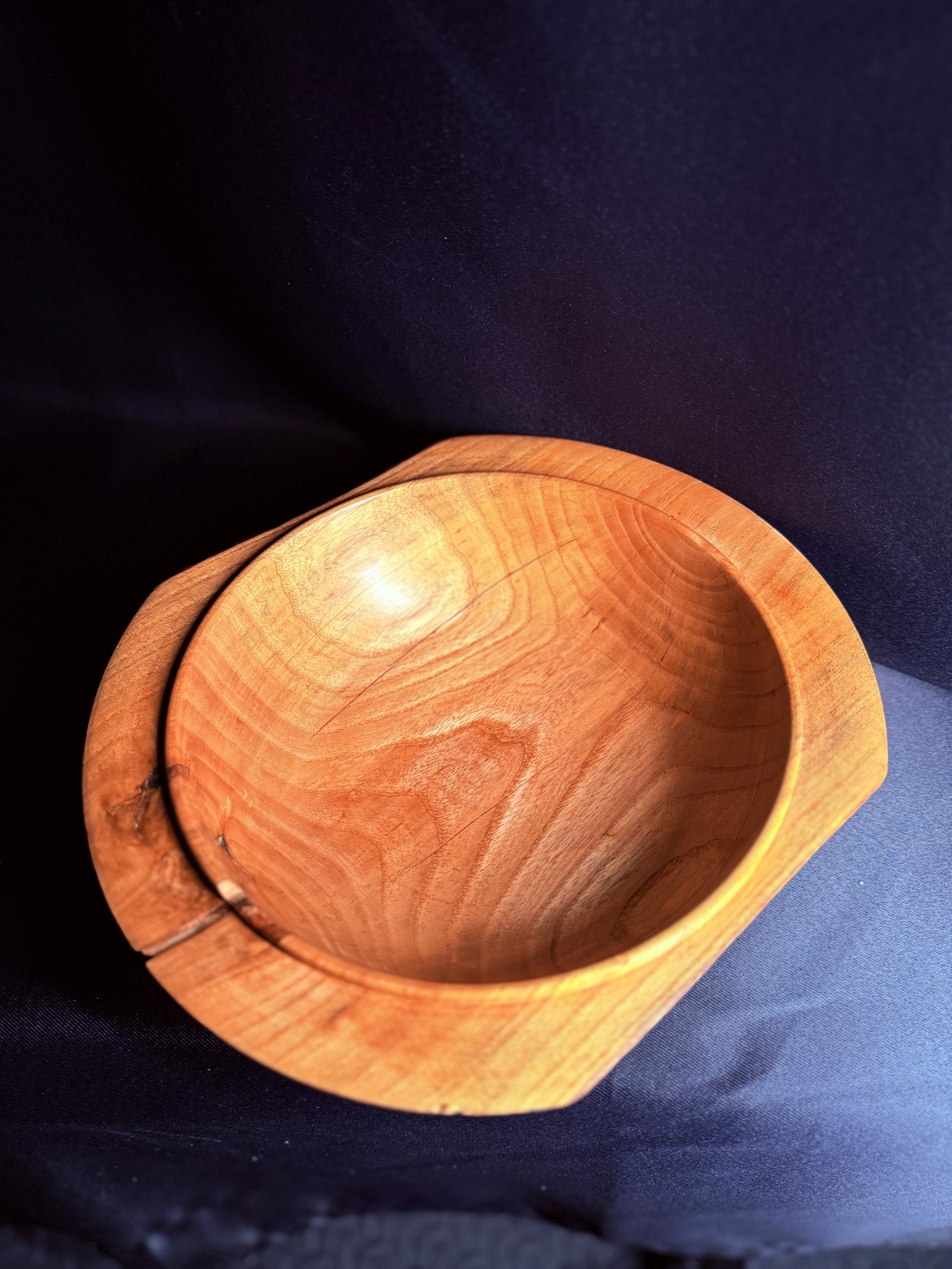 Supporting view of the asymmetric live-edge ash bowl, showing its narrow live edge.