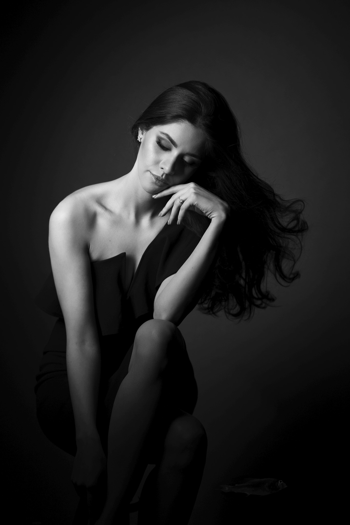 Agnieszka Czyzkowska kobiece sesje fotograficzne Warszawa portret kobiety z rozwianymi wlosami czarno-biale