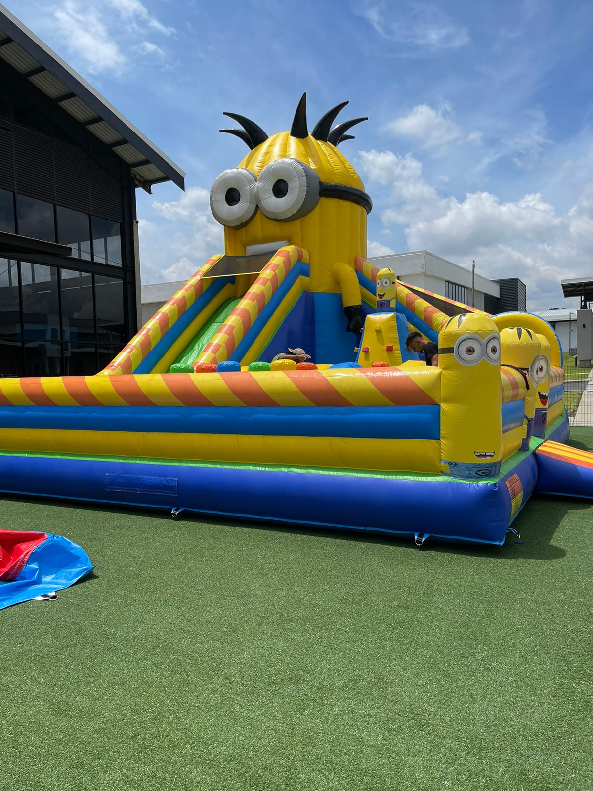 Inflable Ciudad Minions para eventos infantiles, Juegos Gigantes CR