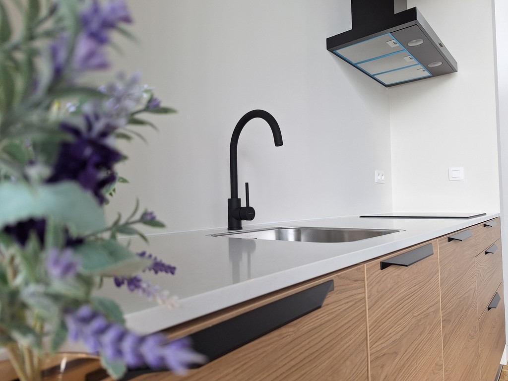 Close-up van de ingebouwde keuken met aanrecht.