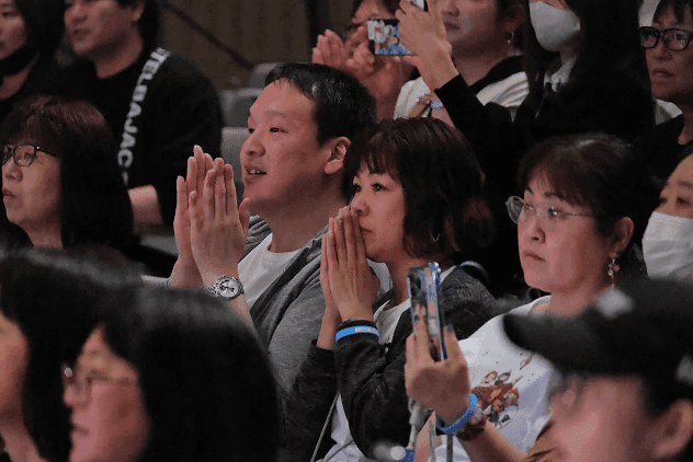 固唾を飲む観客