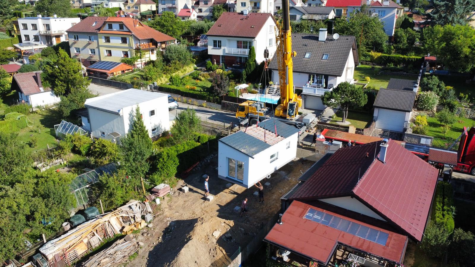 Jeřáb pokládá zděný modulový dům