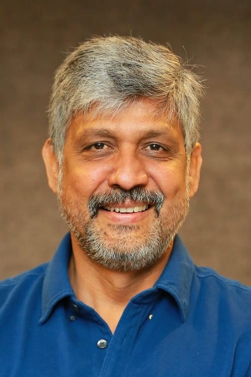 man wearing white crew-neck shirt outdoor selective focus photography